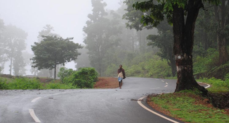 Mainpat Hill Station का हरा-भरा नज़ारा और तिब्बती मठ