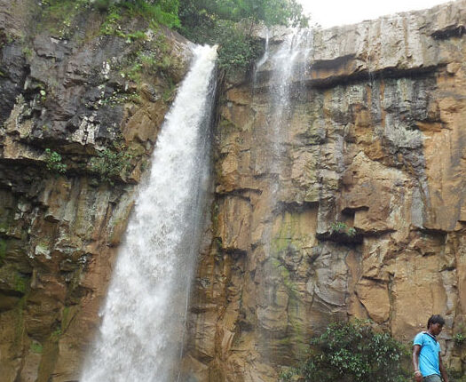 Mainpat Hill Station का हरा-भरा नज़ारा और तिब्बती मठ