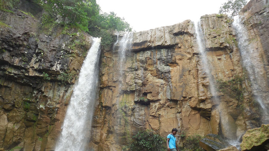 Mainpat Hill Station का हरा-भरा नज़ारा और तिब्बती मठ
